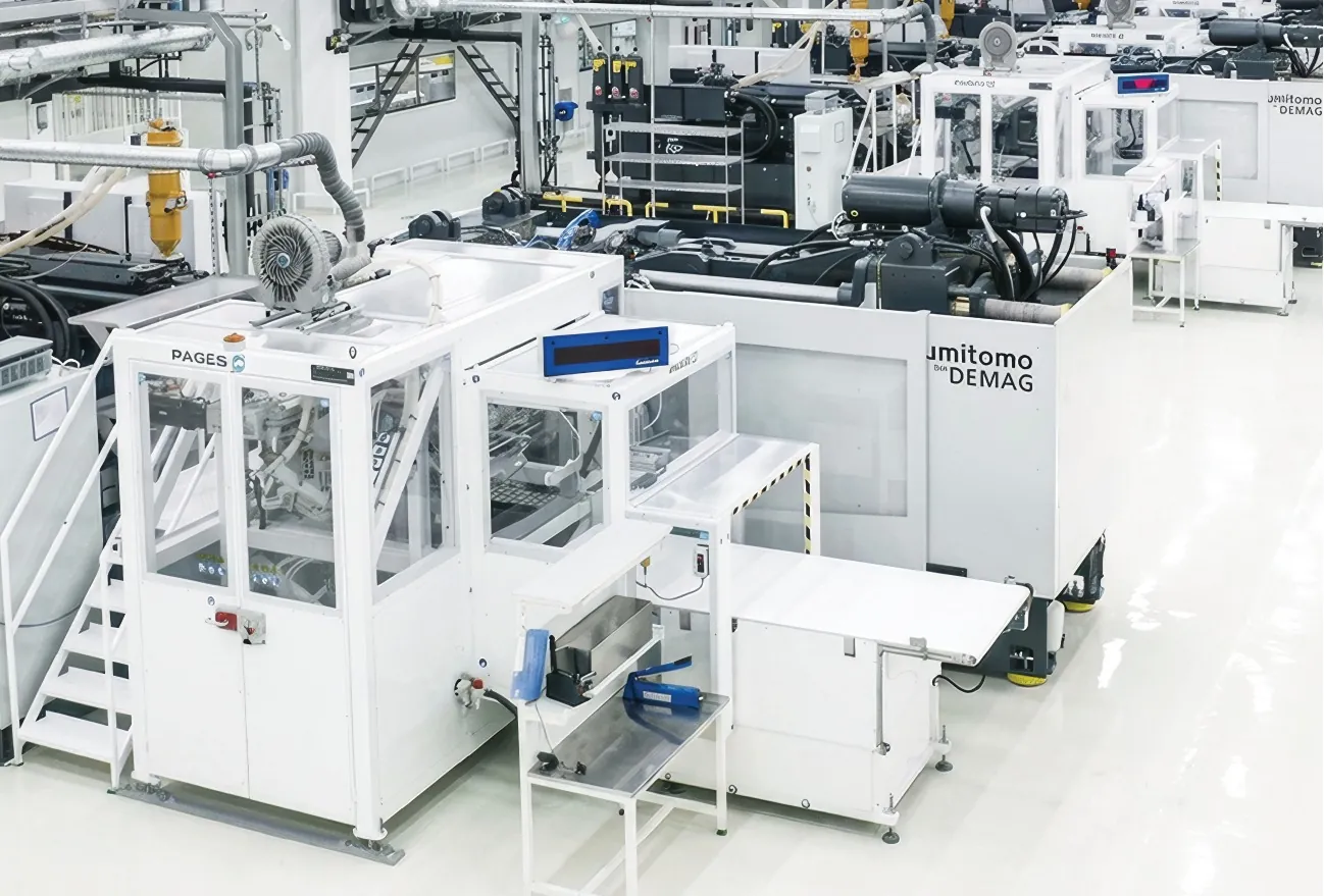Automated injection-moulding hall with clean-room production lines